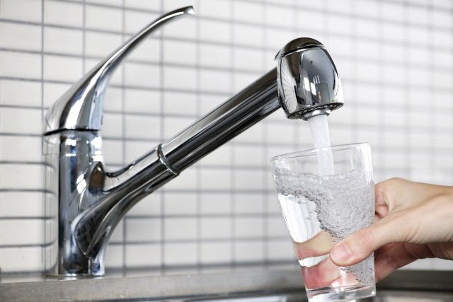 Flaširana voda nije uvek i najzdravija: Ovo je najbolji naèin da je proèistite